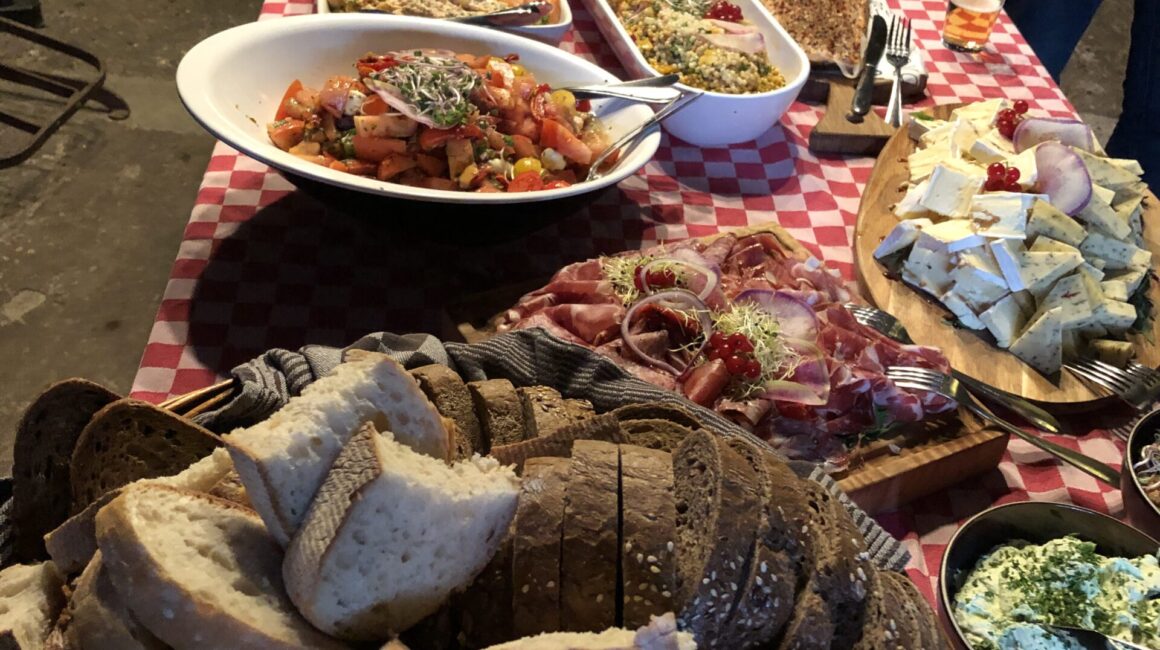 uitgebreid-luxe-buffet-vis-vlees-worst-kaas